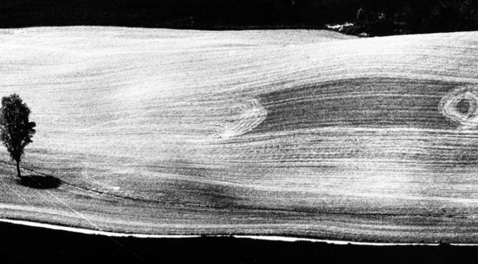 Bailoteo en la carroza con la mano en la botella